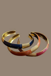 Bracelet manchette ouvert, laquée dans des couleurs élégantes en acier inoxydable. Taille unique. Largeur : 2 cm.