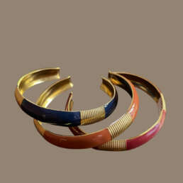 Bracelet manchette ouvert, laquée dans des couleurs élégantes en acier inoxydable. Taille unique. Largeur : 2 cm.