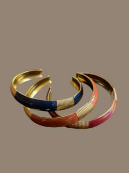 Bracelet manchette ouvert, laquée dans des couleurs élégantes en acier inoxydable. Taille unique. Largeur : 2 cm.