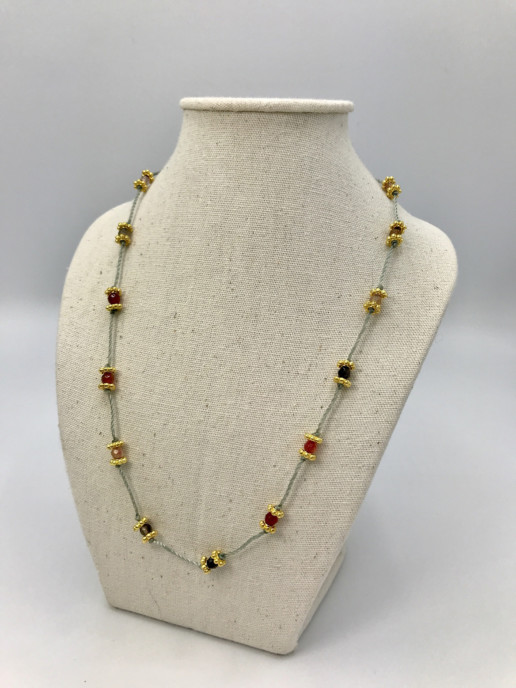 collier-colline-gris